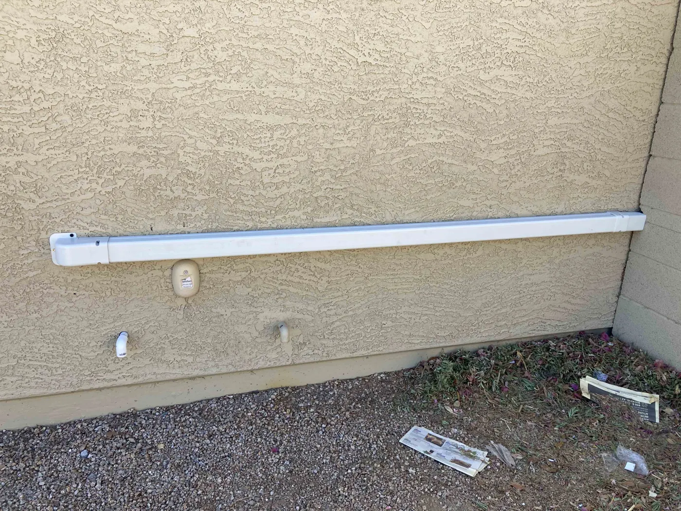 Neat line set cover run along a stucco wall